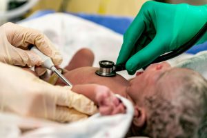 Rôle auxiliaire de puériculture en maternité et salle de naissance