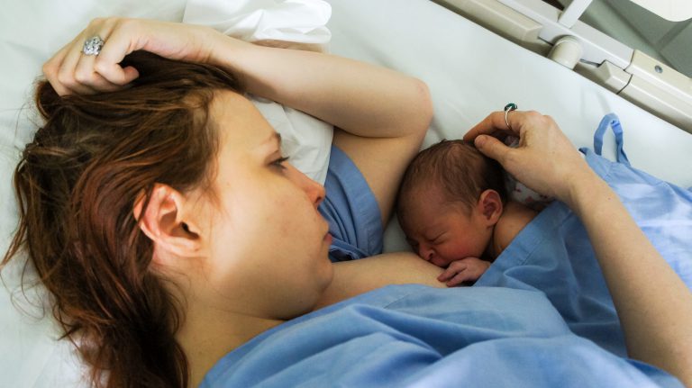 Lire la suite à propos de l’article Le rôle d’une auxiliaire de puériculture en maternité : Journée type en service suite de couches